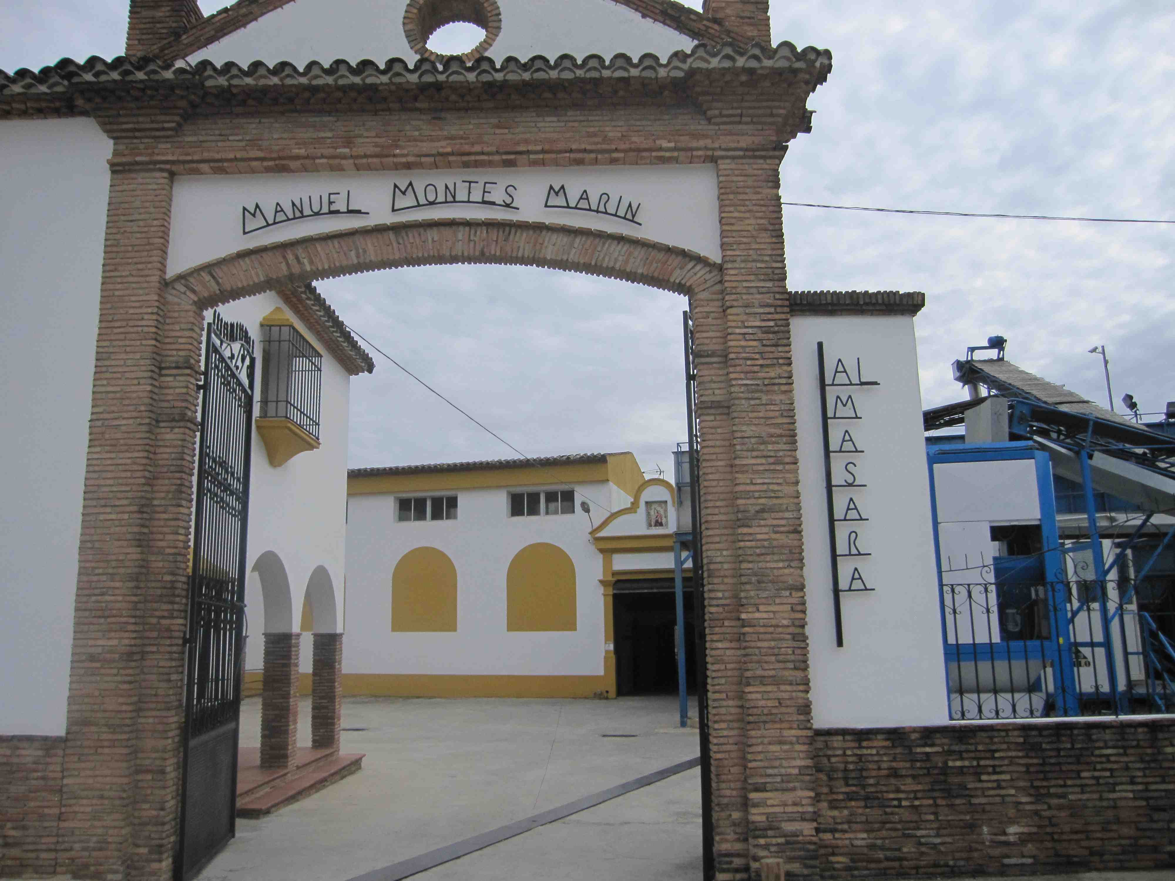 Entrada a la almazara Montes Marín